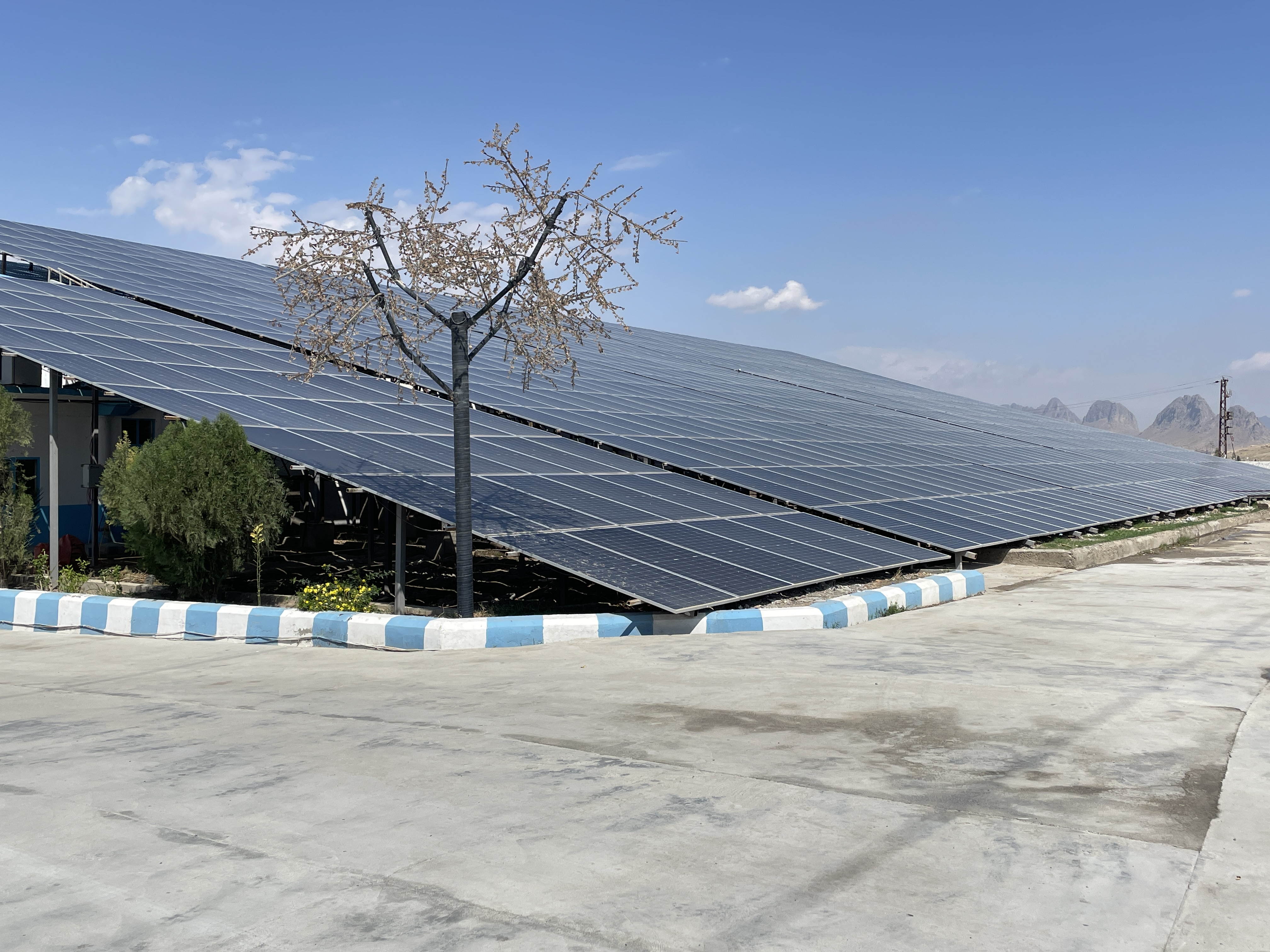 Factory Price SUNDTA 500W-595W Black Glass Bifacial PV Module 23.03% Efficiency Half-Cut PERC Solar Panel for Home Energy System