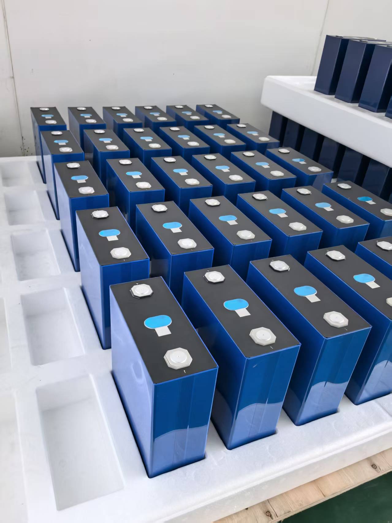 Sundta Stacked 10kWh 20kWh 30kWh Modular LiFePO4 Battery Stacked Solar Energy Storage Battery for Home Solar